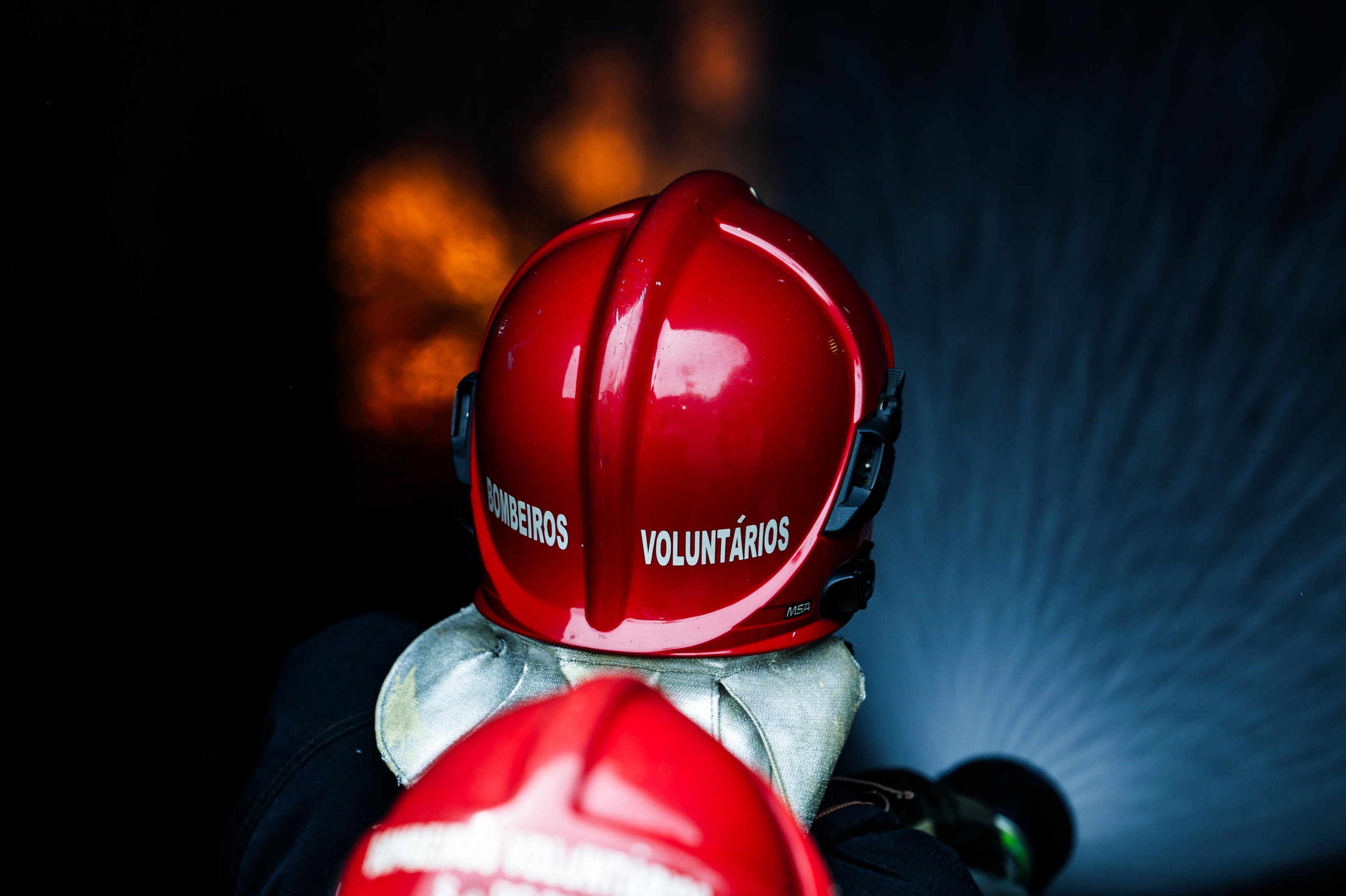 "Nunca sabemos o que nos espera": como atuam os bombeiros volunt&aacute;rios no RS