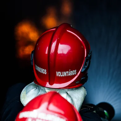 SÃO SEBASTIÃO DO CAÍ, RS, BRASIL, 11-03-2026: Os bombeiros voluntários de São Sebastião do Caí: O grupo de voluntários que atua em diversas frentes na cidade,  realiza treinamentos e capacitações para os membros da corporação. Simulações de situações de incêndio fazem parte da atividade. O grupo também atuou intesivamente nos resgates das enchentes de 2024. Fotos: Renan Mattos/Agencia RBS<!-- NICAID(16243072) -->
