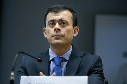 O secretário do Tesouro Nacional, Rogério Ceron, afirmou que o governo deve enviar ao Congresso em agosto as medidas para Estados e municípios que dependem de alteração legal. Além disso, a Fazenda vai levar na próxima reunião do Conselho Monetário Nacional (CMN) a proposta para limitar os juros aplicados a operações de crédito de entes subnacionais que não contam com o aval da União.<!-- NICAID(15492567) -->