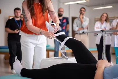 Aparelho criado pela UCS, em Caxias, o Autofisio 500, ajuda jovem que perdeu movimentos após AVC a se recuperar<!-- NICAID(16265329) -->