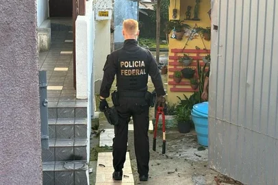 A Polícia Federal realizou, nesta quarta-feira (26/02/2025), a segunda fase da Operação Engodo, que apura um esquema de falsificação de diplomas em nome da Universidade Federal do Rio Grande do Sul (UFRGS). <!-- NICAID(15984188) -->