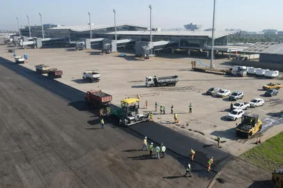 Pista do aeroporto Salgado Filho está recebendo obras<!-- NICAID(15823777) -->
