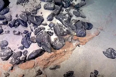 Uma ilha submersa do tamanho da Espanha, localizada a cerca de 1.200 km da costa do Rio Grande do Sul e a 5 mil metros de profundidade, é reivindicada pelo Brasil. Trata-se da Elevação do Rio Grande (ERG), uma formação geológica que o país quer reconhecer como parte do seu território junto à Organização das Nações Unidas (ONU).<!-- NICAID(16075504) -->