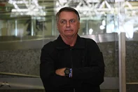 BRASILIA, JAIR BOLSONARO SE DESPEDE DE MICHELLE BOLSONARODF - BRASÍLIA, JAIR BOLSONARO SE DESPEDE DE MICHELLE BOLSONARO - POLÍTICA - DF - BRASÍLIA - 18/01/2025 - BRASÍLIA, JAIR BOLSONARO SE DESPEDE DE MICHELLE BOLSONARO -  O antigo Presidente do Brasil Jair Bolsonaro observa a partida da sua mulher Michelle Bolsonaro para a tomada de posse do Presidente dos EUA Donald Trump no Aeroporto Internacional de Brasília, em Brasília, Brasil, 18 de janeiro de 2025. 18/01/2025 - Foto: MATEUS BONOMI/AGIF - AGÊNCIA DE FOTOGRAFIA/AGIF - AGÊNCIA DE FOTOGRAFIA/ESTADÃO CONTEÚDOEditoria: POLÍTICALocal: BRASÍLIAIndexador: MATEUS BONOMIFotógrafo: AGIF - AGÊNCIA DE FOTOGRAFIA<!-- NICAID(15964498) -->