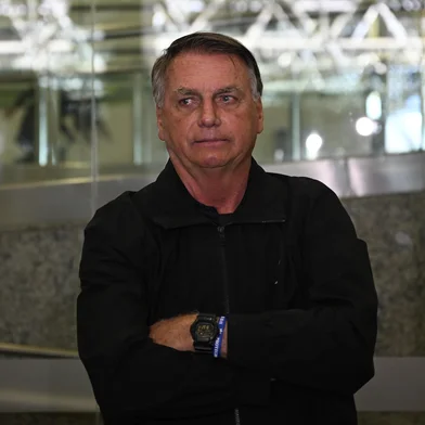 BRASILIA, JAIR BOLSONARO SE DESPEDE DE MICHELLE BOLSONARODF - BRASÍLIA, JAIR BOLSONARO SE DESPEDE DE MICHELLE BOLSONARO - POLÍTICA - DF - BRASÍLIA - 18/01/2025 - BRASÍLIA, JAIR BOLSONARO SE DESPEDE DE MICHELLE BOLSONARO -  O antigo Presidente do Brasil Jair Bolsonaro observa a partida da sua mulher Michelle Bolsonaro para a tomada de posse do Presidente dos EUA Donald Trump no Aeroporto Internacional de Brasília, em Brasília, Brasil, 18 de janeiro de 2025. 18/01/2025 - Foto: MATEUS BONOMI/AGIF - AGÊNCIA DE FOTOGRAFIA/AGIF - AGÊNCIA DE FOTOGRAFIA/ESTADÃO CONTEÚDOEditoria: POLÍTICALocal: BRASÍLIAIndexador: MATEUS BONOMIFotógrafo: AGIF - AGÊNCIA DE FOTOGRAFIA<!-- NICAID(15964498) -->