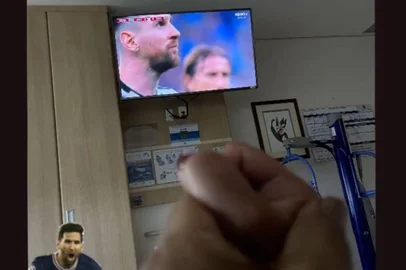 filha pelé sgura mão dele no jogo da argentina<!-- NICAID(15294605) -->