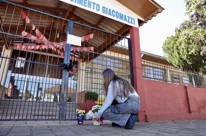 ESTAÇÃO, RS, BRASIL, 09-07-2025: Pais de alunos protestam em frente à Escola Municipal Maria Nascimento Giacomazzi, onde um ataque a faca deixou uma criança morta e outras três pessoas feridas na manhã desta terça-feira (8). O crime abalou a pequena cidade de cerca de 6 mil habitantes, no norte do Rio Grande do Sul. Foto: Jefferson Botega/Agência RBSIndexador: jeff botega<!-- NICAID(16076479) -->