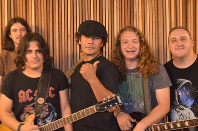 AC/DC Cover RS e Ivan Gac no Superclub A banda caxiense AC/DC Cover RS e Ivan Gac fazem show neste sábado, dia 03 de dezembro, no Superclub, a partir das 22 horas.<!-- NICAID(15280854) -->