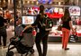 Faltando oito dias para o Natal, consumidores aceleram as compras