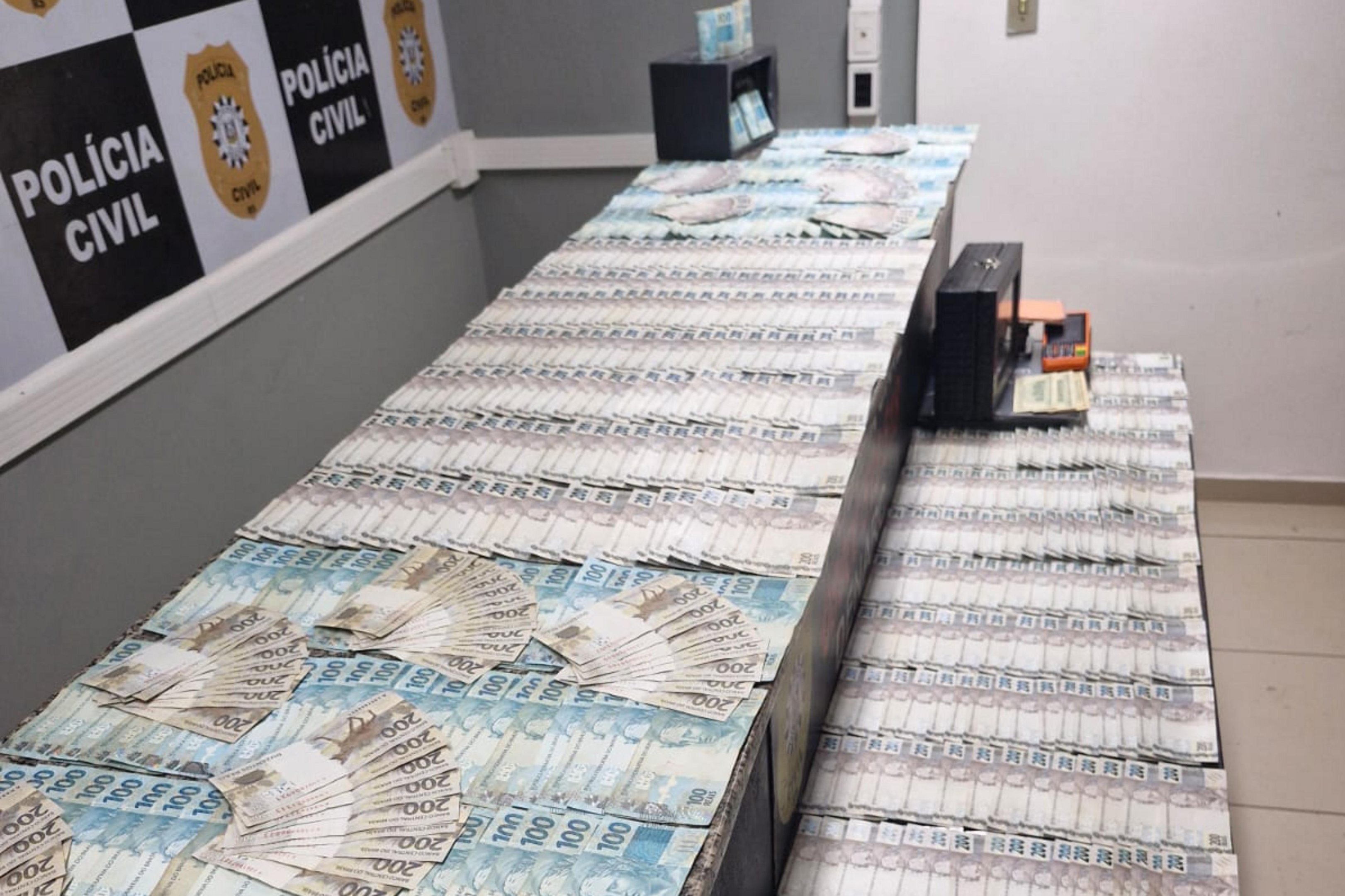 Pol&iacute;cia apreende mais de R$ 120 mil ap&oacute;s parte do dinheiro ser arremessada sobre telhado em Novo Hamburgo; veja v&iacute;deo