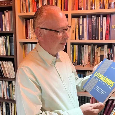 Escritor e jornalista Marcos Fernando Kirst lança livro “Literários – Trilogia de Ensaios”.<!-- NICAID(15415037) -->