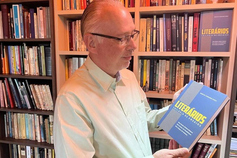 Escritor e jornalista Marcos Fernando Kirst lança livro “Literários – Trilogia de Ensaios”.<!-- NICAID(15415037) -->