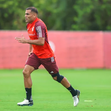 O zagueiro Gabriel Mercado participa de treino do Inter no CT Parque Gigante.<!-- NICAID(15701386) -->