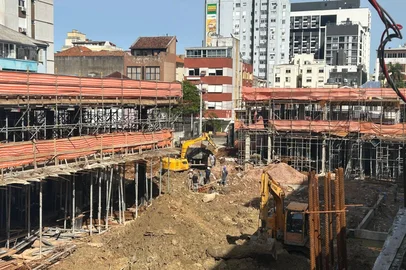 Obras atrasadas no Bistek da Avenida Protásio Alves, onde era Nacional. Deve abrir em fevereiro<!-- NICAID(16380979) -->
