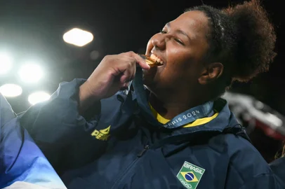 JUDO OLY PARIS 2024 JUDO OLY PARIS 2024 Gold medallist Brazil's Beatriz Souza celebrates on the podium after the judo women's +78kg gold medal bout of the Paris 2024 Olympic Games at the Champ-de-Mars Arena, in Paris on August 2, 2024. (Photo by Luis ROBAYO / AFP)Editoria: SPOLocal: ParisIndexador: LUIS ROBAYOSecao: judoFonte: AFPFotógrafo: STF<!-- NICAID(15830928) -->