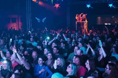 Guilherme Parode / Divulgação O Salão Schmitt Remember retorna neste sábado (15) para a segunda edição, na Sociedade Concórdia de Linha Imperial, em Nova Petrópolis. Das 22h às 5h, a festa propõe uma viagem aos grandes bailes que marcaram gerações na Serra Gaúcha, com sete horas de programação distribuídas em três pistas.<!-- NICAID(16344411) -->