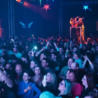 O Salão Schmitt Remember retorna neste sábado (15) para a segunda edição, na Sociedade Concórdia de Linha Imperial, em Nova Petrópolis. Das 22h às 5h, a festa propõe uma viagem aos grandes bailes que marcaram gerações na Serra Gaúcha, com sete horas de programação distribuídas em três pistas.<!-- NICAID(16344411) -->