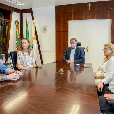 A Prefeitura de Caxias do Sul, por meio da Secretaria Municipal da Saúde (SMS), manterá o serviço materno-infantil pelo SUS dentro do Hospital Pompéia até que ocorra a transferência para o Hospital Virvi Ramos. O município concluiu a contratação emergencial de entidade que fará a gestão do serviço durante esse período, a partir de 1º de janeiro de 2024. A assinatura do contrato entre o Instituto de Desenvolvimento, Ensino e Assistência à Saúde – Ideas e a Prefeitura ocorreu na quinta-feira (28/12), no Salão Nobre da Prefeitura. A responsabilidade pelos atendimentos será do Instituto, com supervisão da Secretaria Municipal da Saúde (SMS).<!-- NICAID(15637233) -->
