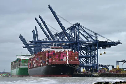 The container ship Ever Apex, registered under the flag of Singapore, and the container ship Zeus Lumos, registered under the flag of Liberia (front), are pictured moored at the UK's largest freight port, in Felixstowe on the East coast of England, on March 12, 2026. Iran warned March 11, it could wage a long war with the US and Israel that would "destroy" the world economy, as it effectively closed off transit through the Strait of Hormuz. Under political pressure over the economic fallout from the war, US President Donald Trump said the conflict would end "soon" and promised "great safety" for vessels in the strategic waterway. (Photo by Ben STANSALL / AFP)Editoria: WARLocal: FelixstoweIndexador: BEN STANSALLSecao: exportsFonte: AFPFotógrafo: STF<!-- NICAID(16244349) -->