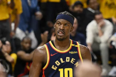 SAN FRANCISCO, CA - APRIL 28: Jimmy Butler #10 of the Golden State Warriors looks on during the game against the Houston Rockets during Round One Game Four of the 2025 NBA Playoffs on April 28, 2025 at Chase Center in San Francisco, California. NOTE TO USER: User expressly acknowledges and agrees that, by downloading and or using this photograph, user is consenting to the terms and conditions of Getty Images License Agreement. Mandatory Copyright Notice: Copyright 2025 NBAE   David Dow/NBAE via Getty Images/AFP (Photo by David Dow / NBAE / Getty Images / Getty Images via AFP)<!-- NICAID(16026338) -->