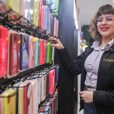 CAXIAS DO SUL, RS, BRASIL, 17/10/2023. Vagas temporárias abertas pelo comércio no final de ano em Caxias Do Sul. na foto, Hannah Soares, 22 anos. (Neimar De Cesero/Agência RBS)Indexador: NEIMAR DE CESERO<!-- NICAID(15570905) -->