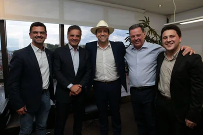 Kiko Scartezini / Divulgação Marcelo Maranata, Aécio Neves, Moisés Barboza, Marconi Perilo e Leonardo Martins, presidente do PSDB Agro, na posse de Aécio como presidente do PSDB <!-- NICAID(16176787) -->