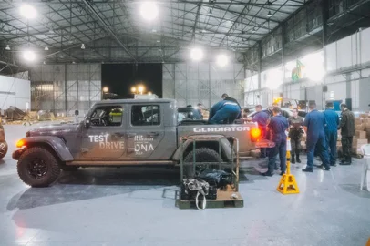 Concessionária usa picapes da Jeep e da RAM para distribuir doações<!-- NICAID(15763407) -->