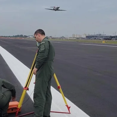 Grupo Especial de Inspeção em Voo (Geiv) da Aeronáutica faz aferição na pista do aeroporto Salgado Filho. Foto: Fraport Brasil / Divulgação<!-- NICAID(15887686) -->