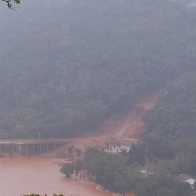 Quedas de barreiras bloqueiam acessos para buscar pessoas na ponte do Rio das Antas, entre Bento Gonçalves e Veranópolis<!-- NICAID(15750375) -->