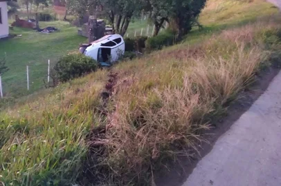 Um jovem morreu em um acidente de trânsito na madrugada deste domingo (8), em Ipê. A ocorrência foi registrada por volta de 3h, no Km 136 da RS-122. A vítima era condutora de um veículo Celta, com placas de Ipê. <!-- NICAID(15090141) -->
