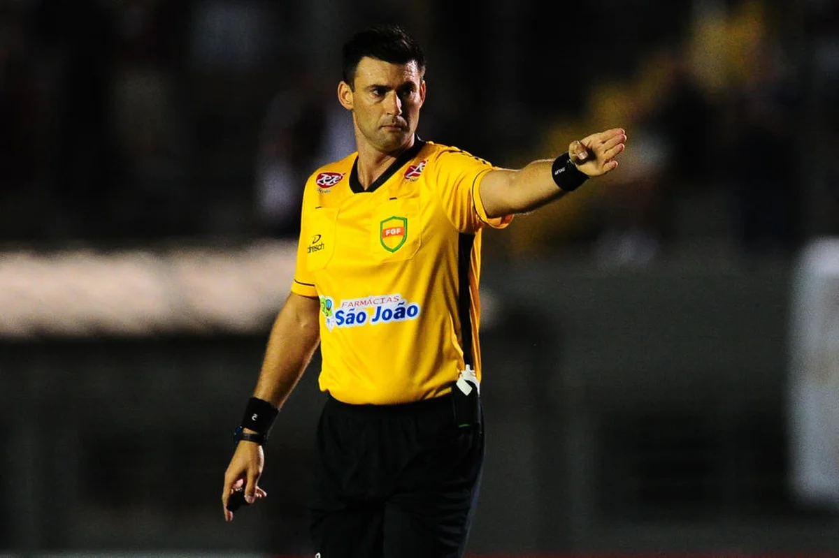 Há muito tempo não via uma arbitragem tão fraca", dispara dirigente do  Caxias após derrota para o Brasil-Pel | Pioneiro