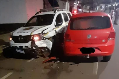Mulher embriagada bate veículo contra viatura da Brigada Militar em Panambi  <!-- NICAID(15702086) -->