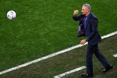 Brazil's coach Tite throws back the ball on the pitch during the Qatar 2022 World Cup quarter-final football match between Croatia and Brazil at Education City Stadium in Al-Rayyan, west of Doha, on December 9, 2022. (Photo by Anne-Christine POUJOULAT / AFP)Editoria: SPOLocal: DohaIndexador: ANNE-CHRISTINE POUJOULATSecao: soccerFonte: AFPFotógrafo: STF<!-- NICAID(15291257) -->