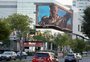 Em painel 3D, Laçador acena para quem passa por avenida de Porto Alegre