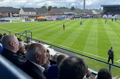 Crowds look on including former Glenavon player John Duggan (2L), as a football match takes place in Lurgan, Northern Ireland on July 6, 2025. A European football tie cancelled due to Cold War-era tensions was finally completed in Northern Ireland on July 6, 2025, 65 years on from its original schedule in 1960. Glenavon FC hosted FC Erzgebirge Aue known as Wismut Karl-Marx-Stadt during the communist era, in Lurgan 25 miles (40 kilometres) west of Belfast. (Photo by Peter MURPHY / AFP)Editoria: SPOLocal: LurganIndexador: PETER MURPHYSecao: soccerFonte: AFPFotógrafo: STR<!-- NICAID(16074730) -->