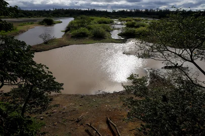 PORTO ALEGRE, RS, BRASIL, 29.01.2025: Trecho do rio Gravataí proximo a ponte na BR-118 apresenta sinais de estiagem. Foto: Camila Hermes/Agencia RBS<!-- NICAID(15964362) -->