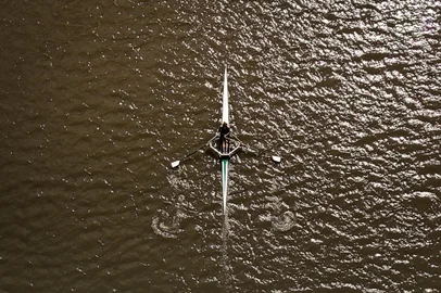 Pelotas, RS, Brasil, 10/12/2024 - Projeto Remar para o Futuro, que teve 8 atletas e treinador mortos em um acidente no Paraná, retoma treinos e atleta sobrevivente Brenda Madruga Freitas rema pela primeira vez após a tragédia. Na foto, Brenda Madruga Freitas. - Foto: Jonathan Heckler/Agência RBS<!-- NICAID(15933132) -->