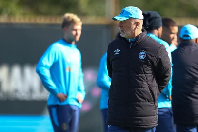 PORTO ALEGRE, RS, BRASIL, 06-07-2025: O técnico Mano Menezes comanda treino do Grêmio no CT Luiz Carvalho.(Foto: Rodrigo Fatturi/Grêmio/Divulgação)<!-- NICAID(16074483) -->