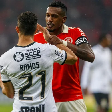 Após disputa de bola, Edenilson acusa Rafael Ramos de injúria racial. Inter x Corinthians, sexta rodada do Brasileirão<!-- NICAID(15096433) -->