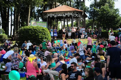 CAXIAS DO SUL, RS, BRASIL, 19/03/2023. Três eventos simultâneos levaram milhares de caxienses ao Parque da Festa da Uva neste domingo. Na cancha de rodeios teve o Assado dos Bastião. Em frente ao Coreto, o Piquenique Solidário do Projeto Mão Amiga. E nos Pavilhões, a Feira Turística e Cultural, que contou com cortejo de artistas que participam da Semana Caxiense de Teatro. (Bruno Todeschini/Agência RBS)Indexador: BTK<!-- NICAID(15379909) -->