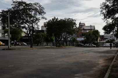 PORTO ALEGRE, RS, BRASIL, 23-09-2026: A praça José Dornelles Medina, localizada na zona norte, Um ano depois de asfaltar praça, prefeitura não tirou do papel promessa de construir nova área de lazer no local. A promessa, na época, era de fazer uma nova praça em área contígua, onde existe um terreno vazio e piso de terra. Foto: Renan Mattos / Grupo RBS<!-- NICAID(16372614) -->
