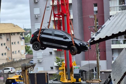NOVO HAMBURGO, RS, BRASIL - 18/05/2026 - O carro que caiu em um buraco após deslizamento atingir a garagem de um condomínio em Novo Hamburgo foi removido na manhã desta segunda-feira (18). (Foto: Ochrona Engenharia e Consultoria Jurídica/Divulgação)<!-- NICAID(16287947) -->