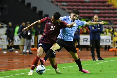 Alvaro Zamora e Leandro Suhr, Costa Rica x Uruguai, futebol