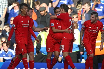 569697773Liverpool's Brazilian midfielder Philippe Coutinho (3rd R) celebrates with Liverpool's Brazilian midfielder Lucas Leiva (2nd R) after scoring their first goal during the English Premier League football match between Chelsea and Liverpool at Stamford Bridge in London on October 31, 2015. AFP PHOTO / JUSTIN TALLISRESTRICTED TO EDITORIAL USE. No use with unauthorized audio, video, data, fixture lists, club/league logos or 'live' services. Online in-match use limited to 75 images, no video emulation. No use in betting, games or single club/league/player publications.Editoria: SPOLocal: LondonIndexador: JUSTIN TALLISSecao: SoccerFonte: AFPFotógrafo: STR<!-- NICAID(11792491) -->