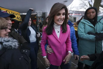 Nikki Haley Campaigns On Caucus Day In IowaDES MOINES, IOWA - JANUARY 15: Republican presidential candidate former U.N. Ambassador Nikki Haley departs a campaign stop at the Drake Diner January 15, 2024 in Des Moines, Iowa.Iowa Republicans will be the first to select their party's nominee for the 2024 presidential race when they begin to caucus this evening.   Win McNamee/Getty Images/AFP (Photo by WIN MCNAMEE / GETTY IMAGES NORTH AMERICA / Getty Images via AFP)Editoria: POLLocal: Des MoinesIndexador: WIN MCNAMEESecao: electionFonte: GETTY IMAGES NORTH AMERICAFotógrafo: CONTRIBUTOR<!-- NICAID(15651067) -->