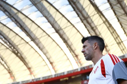 PORTO ALEGRE, RS, BRASIL, 21-02-2026: Internacional x Ypiranga, partida de volta pela semifinal do Gauchão 2026, no Estádio Beira-Rio. No jodo de ida, o Inter venceu por 3 a 0 e chega com ampla vantagem para confirmar a vaga na final do Gauchão. Na foto, o técnico do Inter, Paulo Pezzolano. Foto: Bruno Todeschini/Agência RBSIndexador: Bruno Todeschini<!-- NICAID(16230229) -->