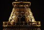 Anéis olímpicos brilham na Torre Eiffel