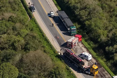 Um homem de 67 anos morreu na manhã desta sexta-feira (2) após a Fiat Strada que dirigia colidir frontalmente com uma carreta Mercedes-Benz Actros no km 122 da BR-392, em Canguçu, no sul do Estado. A ocorrência foi atendida pela Polícia Rodoviária Federal (PRF) por volta das 8h.<!-- NICAID(16378720) -->