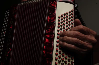 CAXIAS DO SUL, RS, BRASIL (16/09/2021)O acordeonista caxiense Paulo Siqueira utiliza gaitas Todeschini desde os anos 1960. Ele explica a preferência pela marca que teve sua fábrica em Bento Gonçalves, até meados dos anos 1970. (Antonio Valiente/Agência RBS)<!-- NICAID(14891037) -->