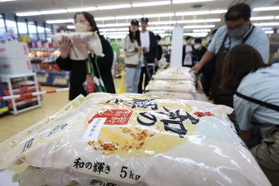 Customers buy stockpiled rice which went on sale at a store in the city of Sendai, Miyagi prefecture on May 31, 2025. Data on May 23 showed rice prices rocketed an eye-watering 98.4 percent year-on-year in April, slightly more than the previous month's increase. (Photo by JIJI Press / AFP) / Japan OUTEditoria: FINLocal: SendaiIndexador: STRSecao: economy (general)Fonte: JIJI PressFotógrafo: STR<!-- NICAID(16052521) -->